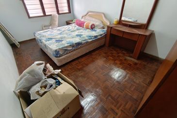 Oug 2 Storey Terrace House Flat Level at Quiet Area for Sale