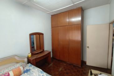 Oug 2 Storey Terrace House Flat Level at Quiet Area for Sale
