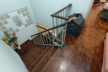 Oug 2 Storey Terrace House Flat Level at Quiet Area for Sale