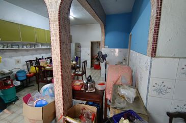 Oug 2 Storey Terrace House Flat Level at Quiet Area for Sale