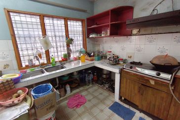 Oug 2 Storey Terrace House Flat Level at Quiet Area for Sale