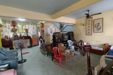 Oug 2 Storey Terrace House Flat Level at Quiet Area for Sale