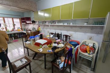 Oug 2 Storey Terrace House Flat Level at Quiet Area for Sale