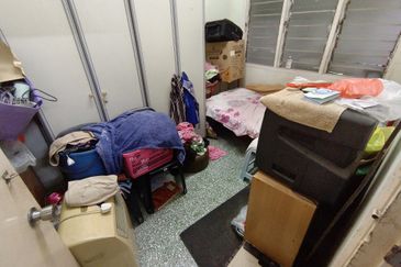 Oug 2 Storey Terrace House Flat Level at Quiet Area for Sale