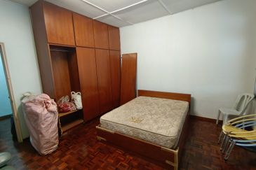 Oug 2 Storey Terrace House Flat Level at Quiet Area for Sale