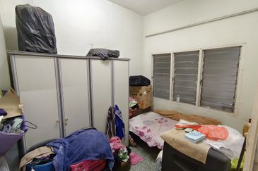 Oug 2 Storey Terrace House Flat Level at Quiet Area for Sale