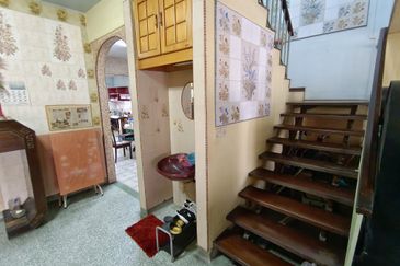 Oug 2 Storey Terrace House Flat Level at Quiet Area for Sale