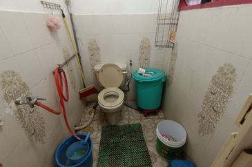 Oug 2 Storey Terrace House Flat Level at Quiet Area for Sale