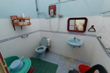 Oug 2 Storey Terrace House Flat Level at Quiet Area for Sale