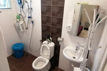 Oug/Happy Garden 1 Storey Renovated Corner House For Sale