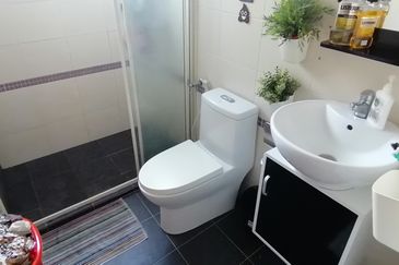 Oug/Happy Garden 3 Storey Gated Guarded Terrace House For Sale