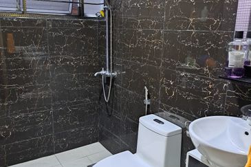 Oug/Happy Garden 3 Storey Gated Guarded Terrace House For Sale