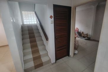 Oug 2 Storey Semi D with landscape for sale