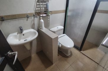 Oug 2 Storey Semi D with landscape for sale