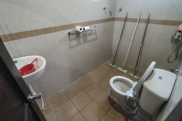 Oug 2 Storey Semi D with landscape for sale