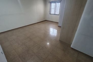 Oug 2 Storey Semi D with landscape for sale