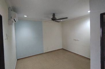 Oug 2 Storey Semi D with landscape for sale