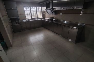 Oug 2 Storey Semi D with landscape for sale