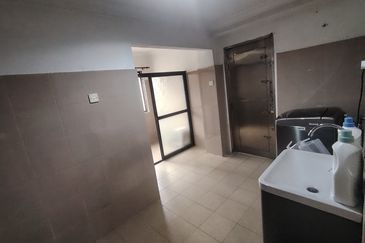 Oug 2 Storey Semi D with landscape for sale