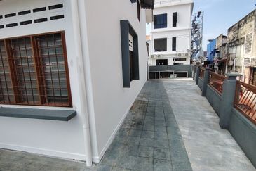 Oug 2 Storey Terrace Corner House For Sale
