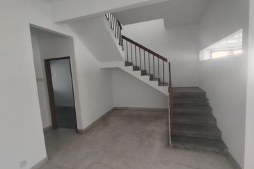 Oug 2 Storey Terrace Corner House For Sale