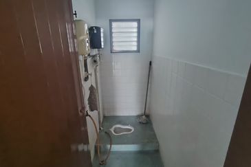 Oug 2 Storey Terrace Corner House For Sale