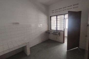 Oug 2 Storey Terrace Corner House For Sale