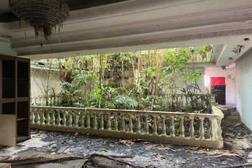 Oug/Happy Garden Corner Bungalow Land For Sale