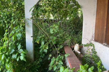 Oug/Happy Garden Corner Bungalow Land For Sale