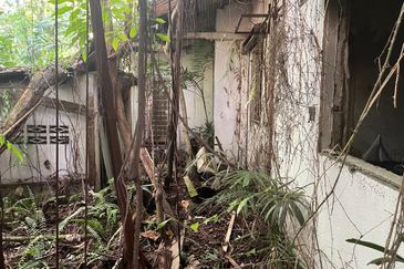 Oug/Happy Garden Corner Bungalow Land For Sale