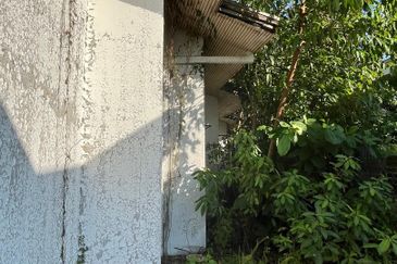 Oug/Happy Garden Corner Bungalow Land For Sale