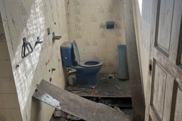 Oug/Happy Garden Corner Bungalow Land For Sale