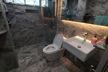 OUG/Happy Garden 3 Storey Corner Terrace House