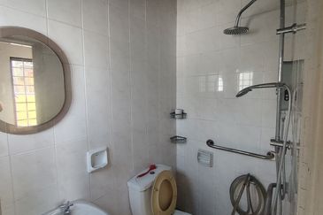 Oug 2 Storey Corner House For Sale