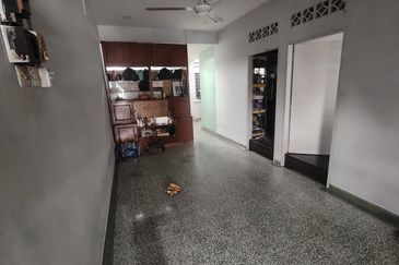 Oug 1 Storey Terrace House With Extension of Kitchen For Sale