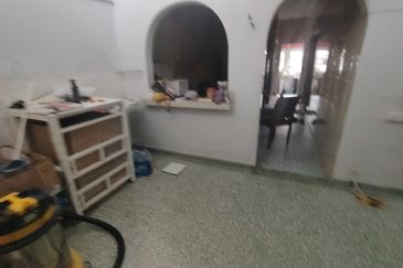 Oug 1 Storey Terrace House With Extension of Kitchen For Sale