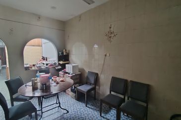 Oug 1 Storey Terrace House With Extension of Kitchen For Sale