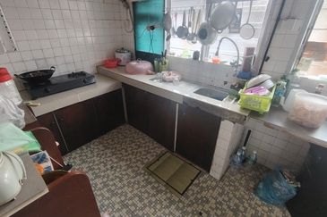 Oug 1 Storey Terrace House With Extension of Kitchen For Sale