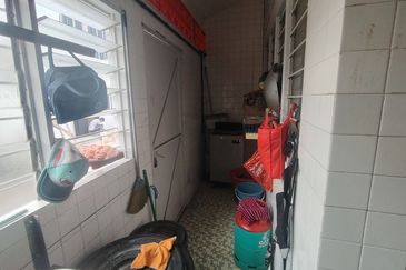 Oug 1 Storey Terrace House With Extension of Kitchen For Sale