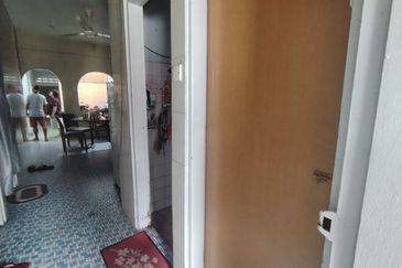 Oug 1 Storey Terrace House With Extension of Kitchen For Sale