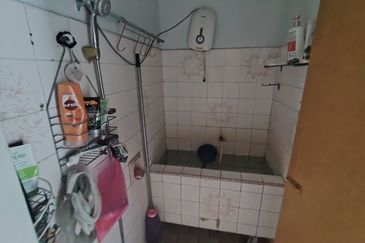 Oug 1 Storey Terrace House With Extension of Kitchen For Sale