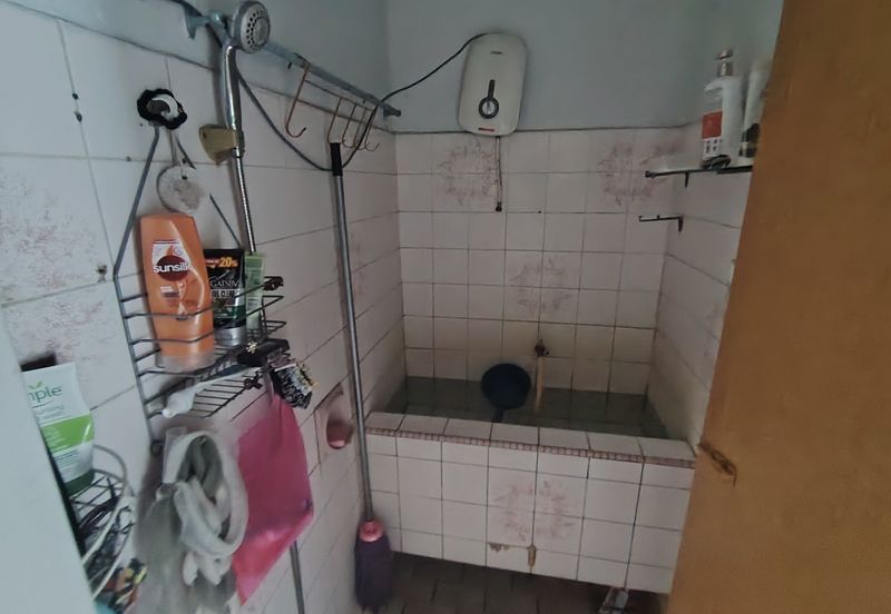 Oug 1 Storey Terrace House With Extension of Kitchen For Sale