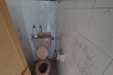 Oug 1 Storey Terrace House With Extension of Kitchen For Sale