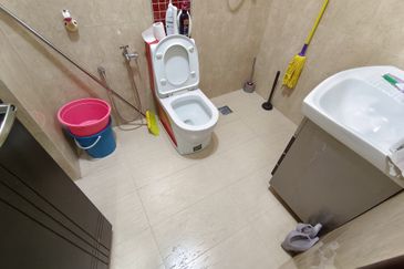 Oug/Happy Garden Gated Guarded 3 Storey Terrace House Corner For Sale