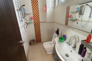 Oug/Happy Garden Gated Guarded 3 Storey Terrace House Corner For Sale