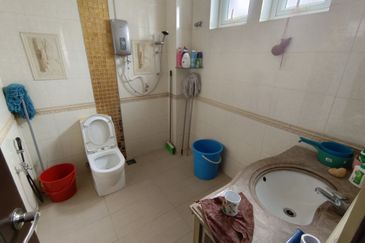 Oug/Happy Garden Gated Guarded 3 Storey Terrace House Corner For Sale