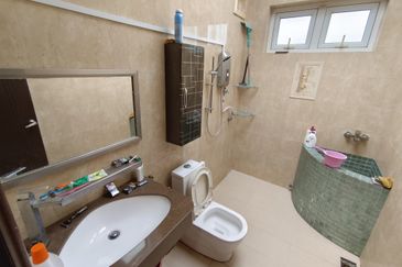 Oug/Happy Garden Gated Guarded 3 Storey Terrace House Corner For Sale