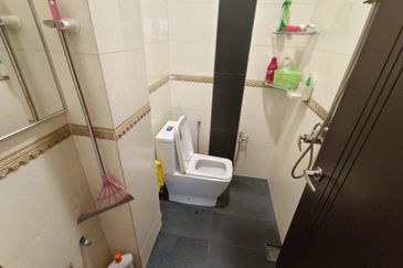 Oug/Happy Garden Gated Guarded 3 Storey Terrace House Corner For Sale