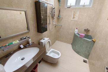 Oug/Happy Garden Gated Guarded 3 Storey Terrace House Corner For Sale