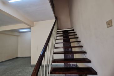 Oug 2 Storey Terrace House For Rent